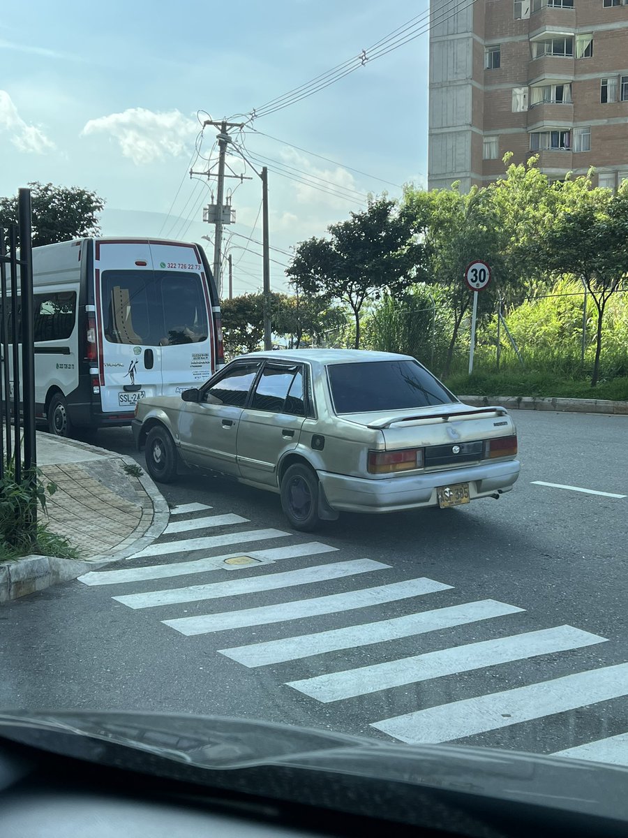 lcmarin3's tweet photo. @sttmed que está haciendo con la movilidad en los barrios de Medellín? Carros parqueados en vía pública, obstaculizando paso y bloqueando visibilidad al salir de las unidades residenciales.
Barrio calasanz, urbanización Marsella, https://t.co/OtUEFMkRhy