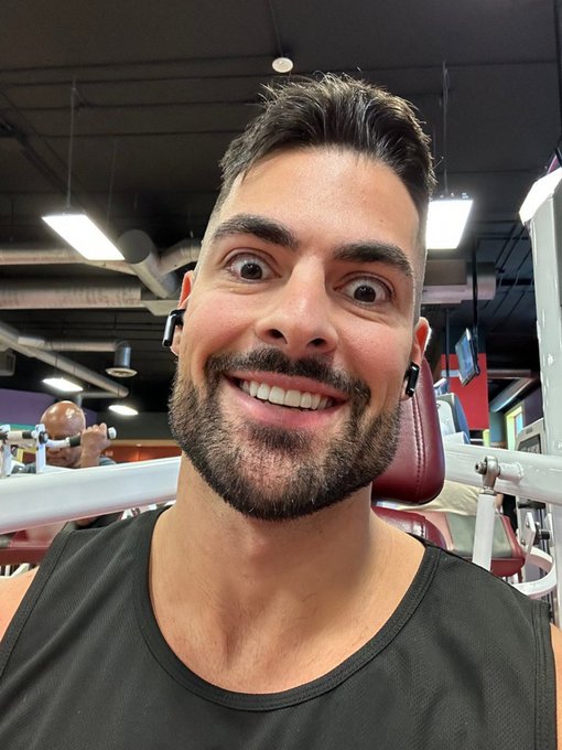 What would you do if this guy looked at you like that?😳 https://t.co/s12trRQw6g