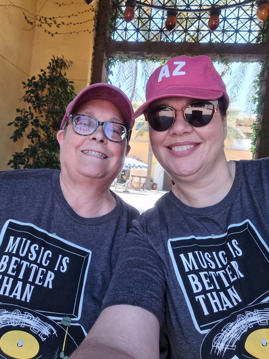Twinning in Phx following the <a href="/MatchboxTwenty/">Matchbox Twenty</a>   concert. Aussie and San Fran represent! 
This Aussie confesses that she believed <a href="/mattnathanson/">matt nathanson</a> when he said he was from the Wallflowers! I wondered where the Matt guy went 🙈😅