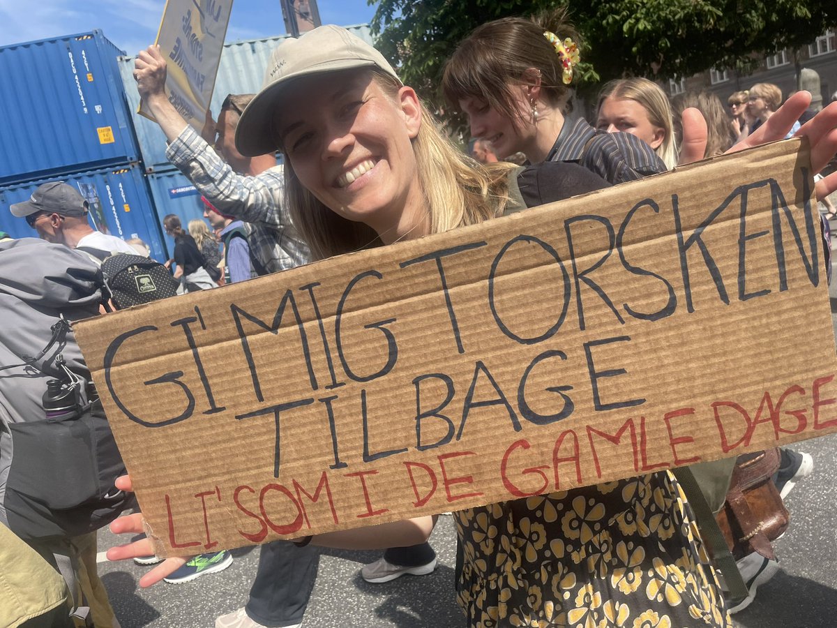 ida_ndergaard's tweet photo. Kære @Heunicke , kig med her. En propfyldt slotsplads med unge, familier og ældre stod i dag sammen om et klart krav til dig og resten af regeringen: Giv os en #NaturlovNu med bindende mål om 30% beskyttet natur i Danmark #30i30 #dkpol https://t.co/daJE9zb6eZ