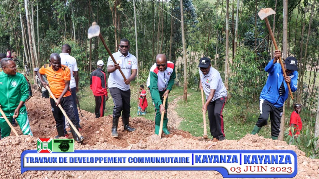 nshingamateka's tweet image. 1/n This Saturday, the Speaker of @nshingamateka carried out community dev. work in Gahahe in the commune and province of #Kayanza. In addition to the local population, these works, which were carried out in two different intervals of time, were attended by various officials.