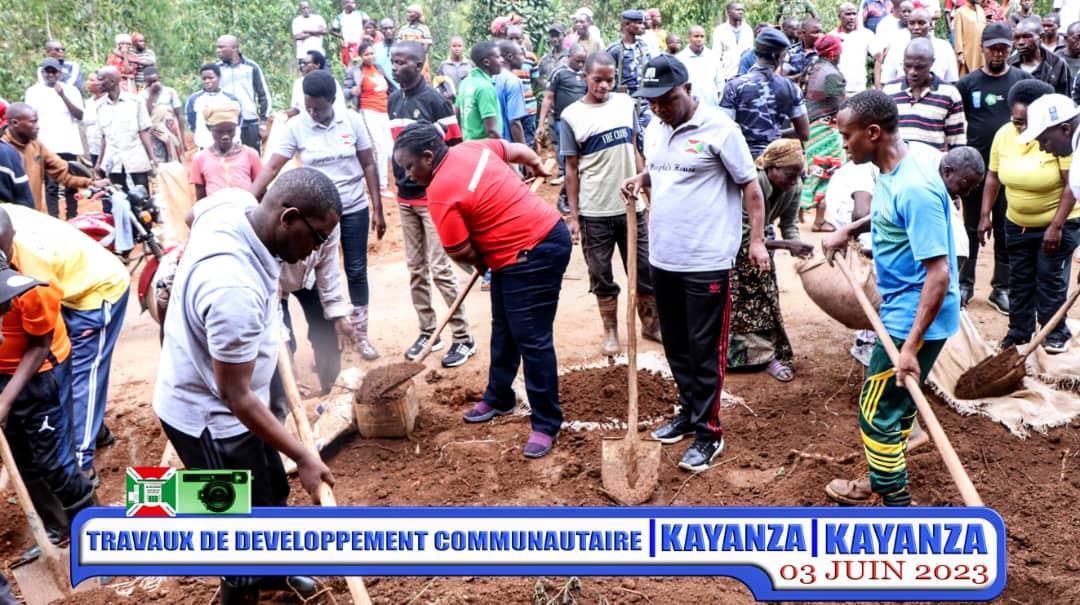 nshingamateka's tweet image. 1/n This Saturday, the Speaker of @nshingamateka carried out community dev. work in Gahahe in the commune and province of #Kayanza. In addition to the local population, these works, which were carried out in two different intervals of time, were attended by various officials.
