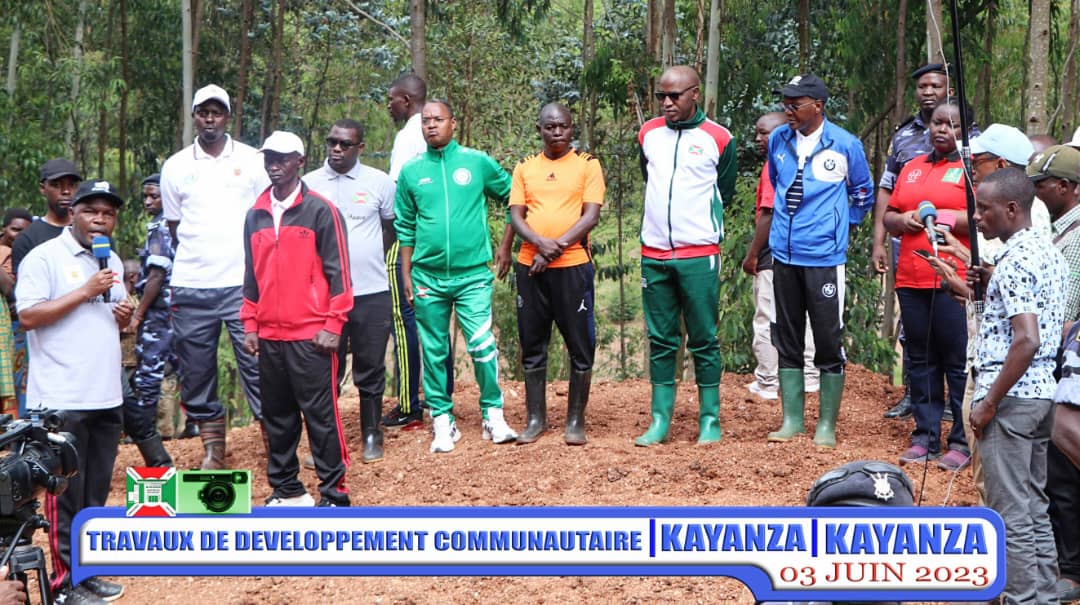 nshingamateka's tweet image. 1/n This Saturday, the Speaker of @nshingamateka carried out community dev. work in Gahahe in the commune and province of #Kayanza. In addition to the local population, these works, which were carried out in two different intervals of time, were attended by various officials.