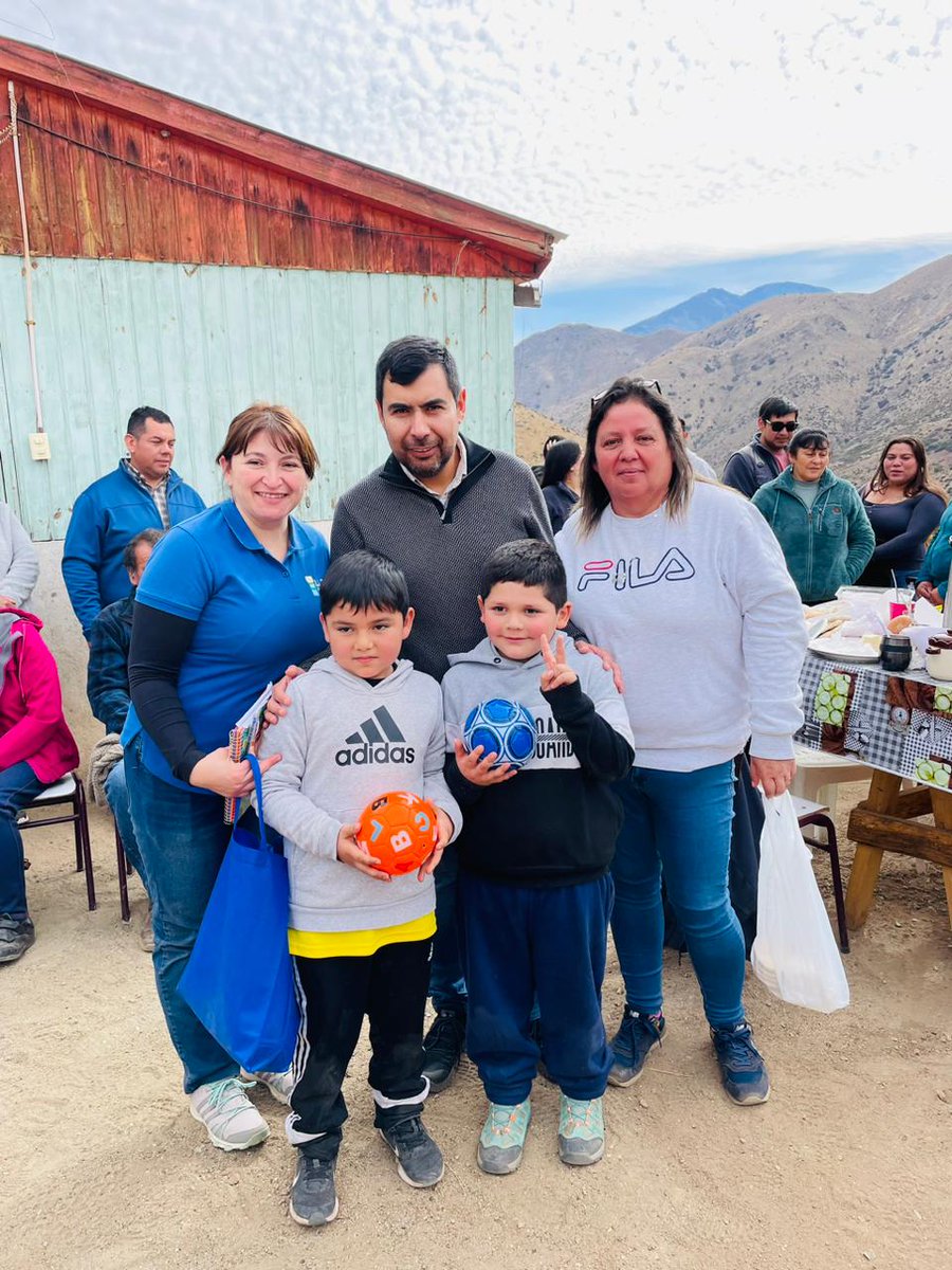 MUNI_ILLAPEL's tweet photo. Hasta #ElPiche la localidad más alejada de #Illapel hacia la cordillera llegó el alcalde @denis_cortes con el primer operativo de Salud y Social de este año 2023 en sectores rurales.
Los vecinos agradecieron que la muni llegara por primera vez con todos los servicios hasta ahí. https://t.co/I9ailNHJlx