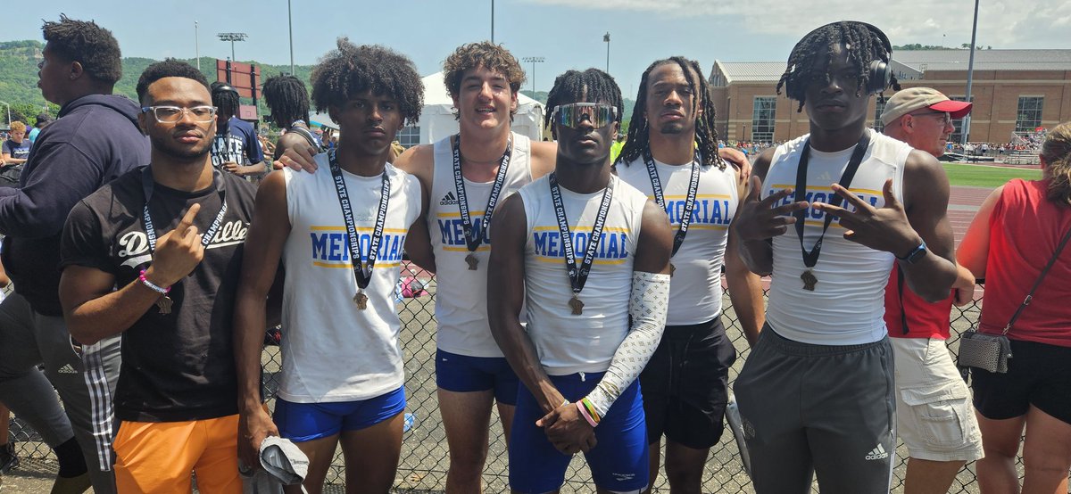 CMHboysTrack's tweet photo. Day 2 Happenings

4x2 with a gutty effort to take 3rd 🥉
4x1 breaks their own school record AGAIN with a time of 42.56 good enough for 2nd 🥈 https://t.co/h7riQ4iuz9