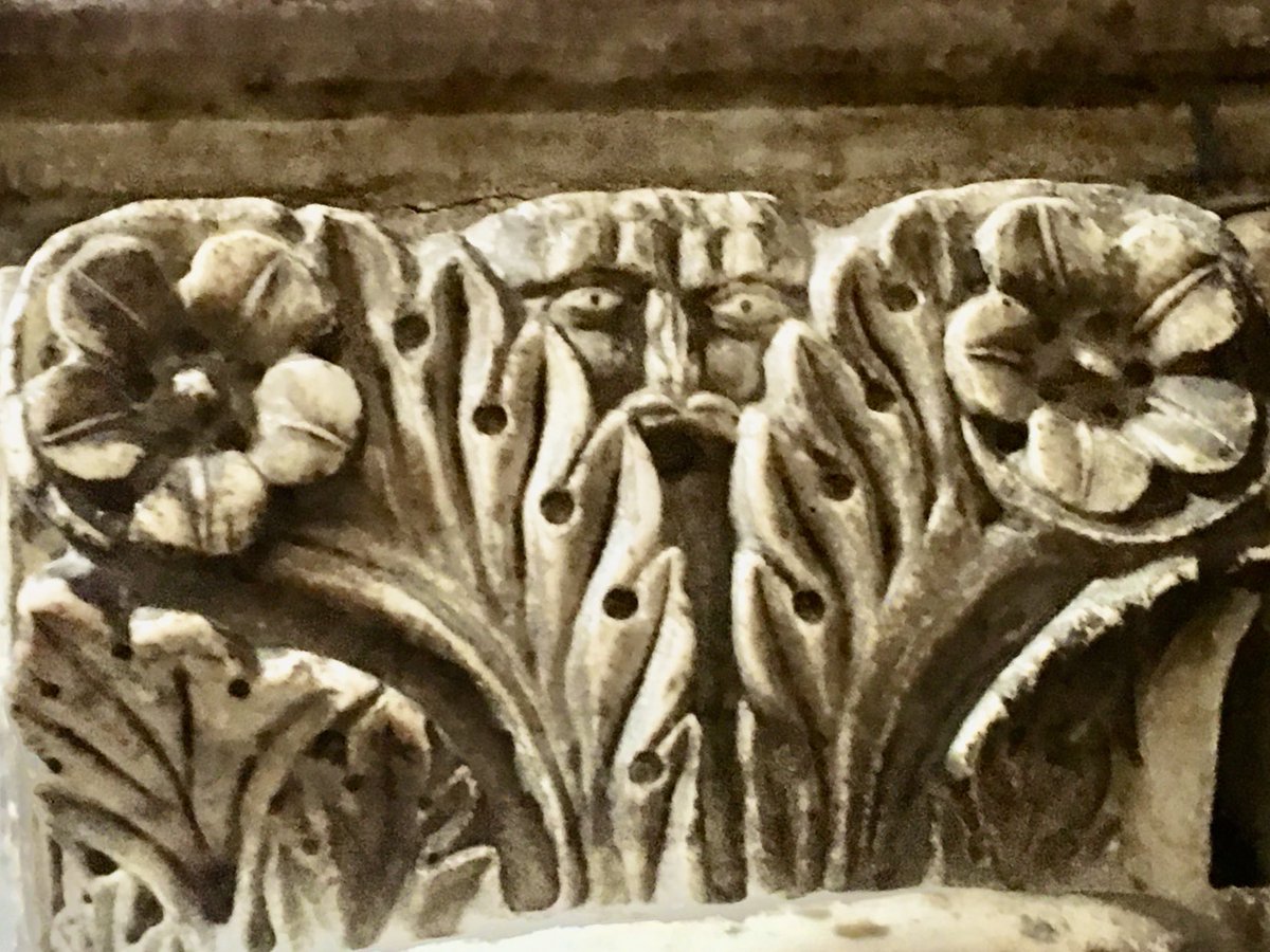 Ho trovato questi minuscoli volti sul capitello finemente scolpito della bella colonna su uno dei pulpiti di Santa Maria in Aracoeli.
Erano decorati dalla famiglia #Cosmati 
#Roma 🤍
#Rome