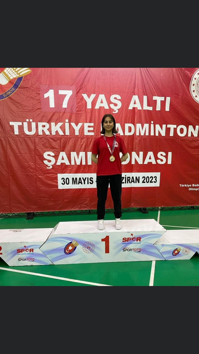 LisesiBafra's tweet photo. 30 Mayıs-2 Haziran 2023 tarihleri arasında Ankara’da gerçekleştirilen 17 yaş Türkiye Badminton Şampiyonasında Çift Kadınlar Kategorisinde  Türkiye üçüncüsü olan Samsun Büyükşehir Sporcusu ve Okulumuz 9. sınıf öğrencisi Aysu ARSLAN’ı tebrik ve emeği geçenlere teşekkür ediyoruz. https://t.co/Y8kaUJ0Ha5