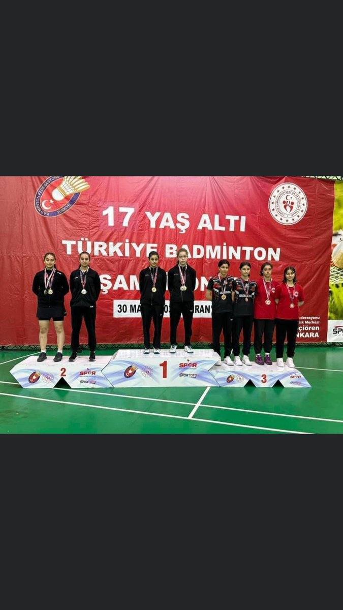 LisesiBafra's tweet photo. 30 Mayıs-2 Haziran 2023 tarihleri arasında Ankara’da gerçekleştirilen 17 yaş Türkiye Badminton Şampiyonasında Çift Kadınlar Kategorisinde  Türkiye üçüncüsü olan Samsun Büyükşehir Sporcusu ve Okulumuz 9. sınıf öğrencisi Aysu ARSLAN’ı tebrik ve emeği geçenlere teşekkür ediyoruz. https://t.co/Y8kaUJ0Ha5