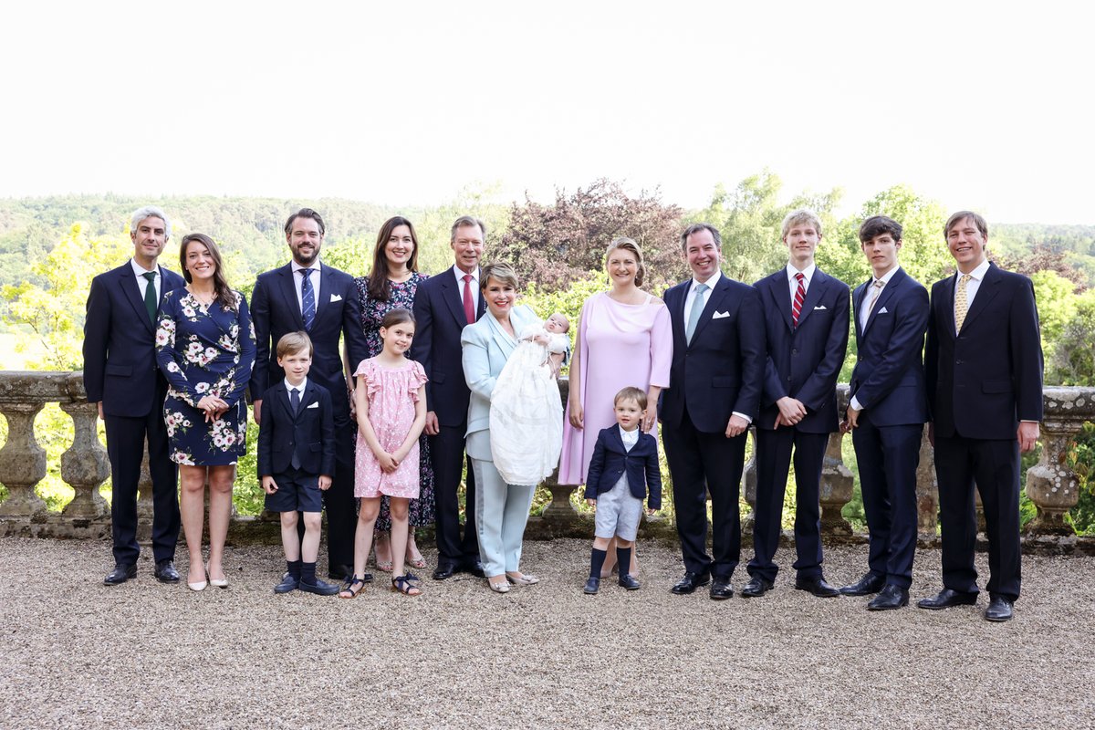 CourGrandDucale's tweet photo. 📸 Découvrez les nouvelles photos de famille prises au Château de Fischbach juste après le Baptême de S.A.R. le Prince François.

-

📸 Entdeckt déi nei Familljefotoen, déi nom Prënz François sengem Kanddaf, um Schlass zu Fëschbech gemaach gi sinn.

©MGD/S.Margue https://t.co/FCAAH3VlrY