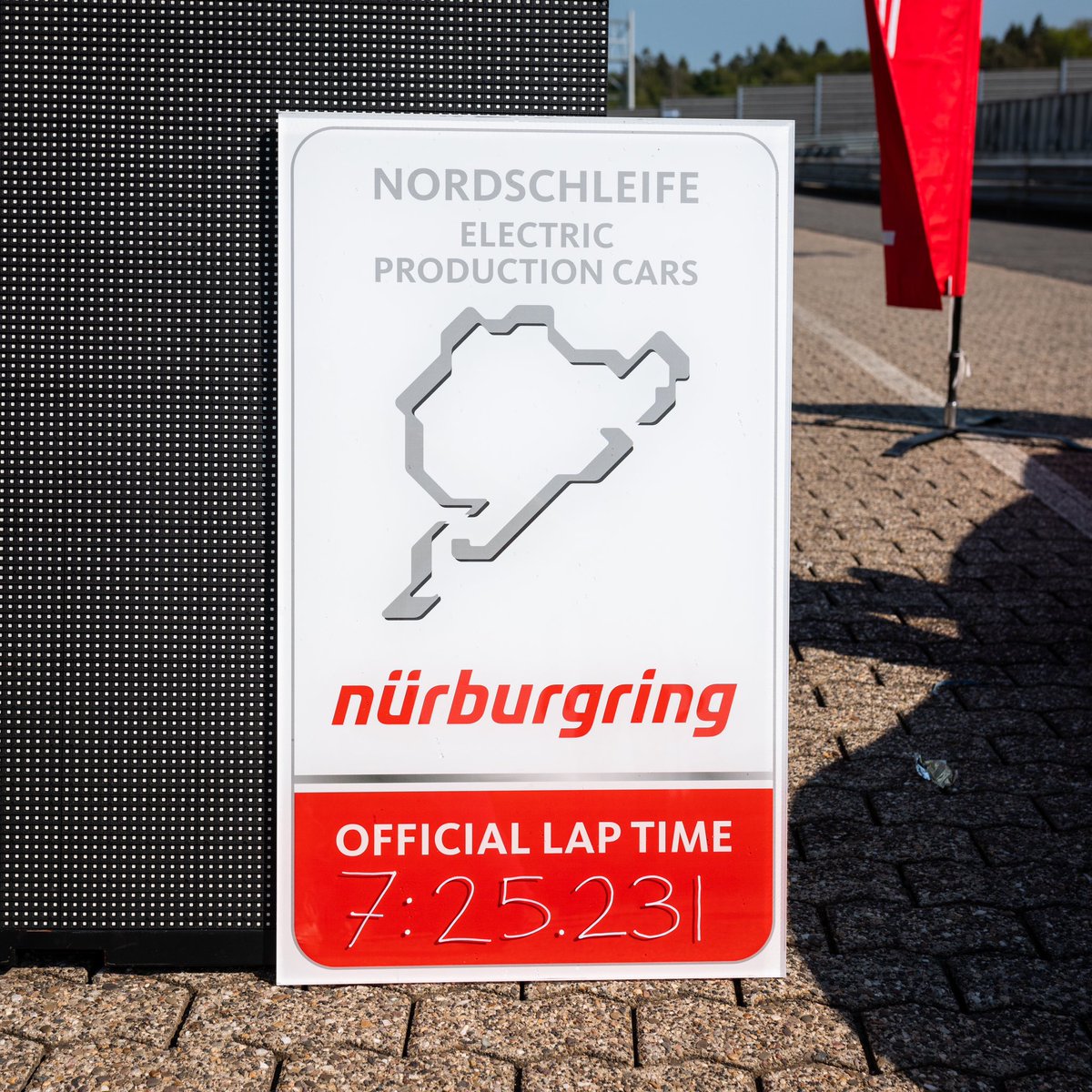 Model S Plaid with track pack just set new lap record for a production EV at Nürburgring 💪