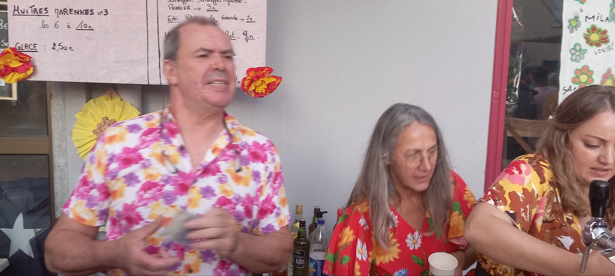 MaureillasLI's tweet photo. L'ambiance à son comble au #Tap : Jean-Louis et Eve à donf pour l'anniversaire du bar ! https://t.co/nEVoNp0N7K