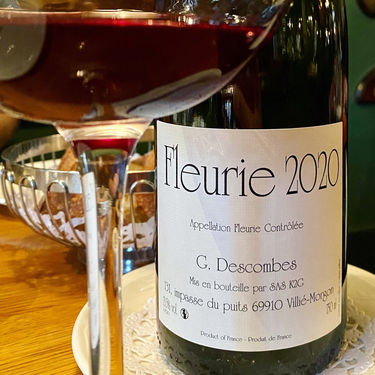 FabrizioBucella's tweet photo. On a versé le dernier verre et des larmes quand la bouteille fut terminée.

Alors oui, le vin était trop jeune et nous trop impatients de le boire. Tant pis. 

Ce machin va avec tout : poisson, viande, légumes et rien.

#descombes #fleurie #beaujolais #profbucella https://t.co/LiM3ItNYyu