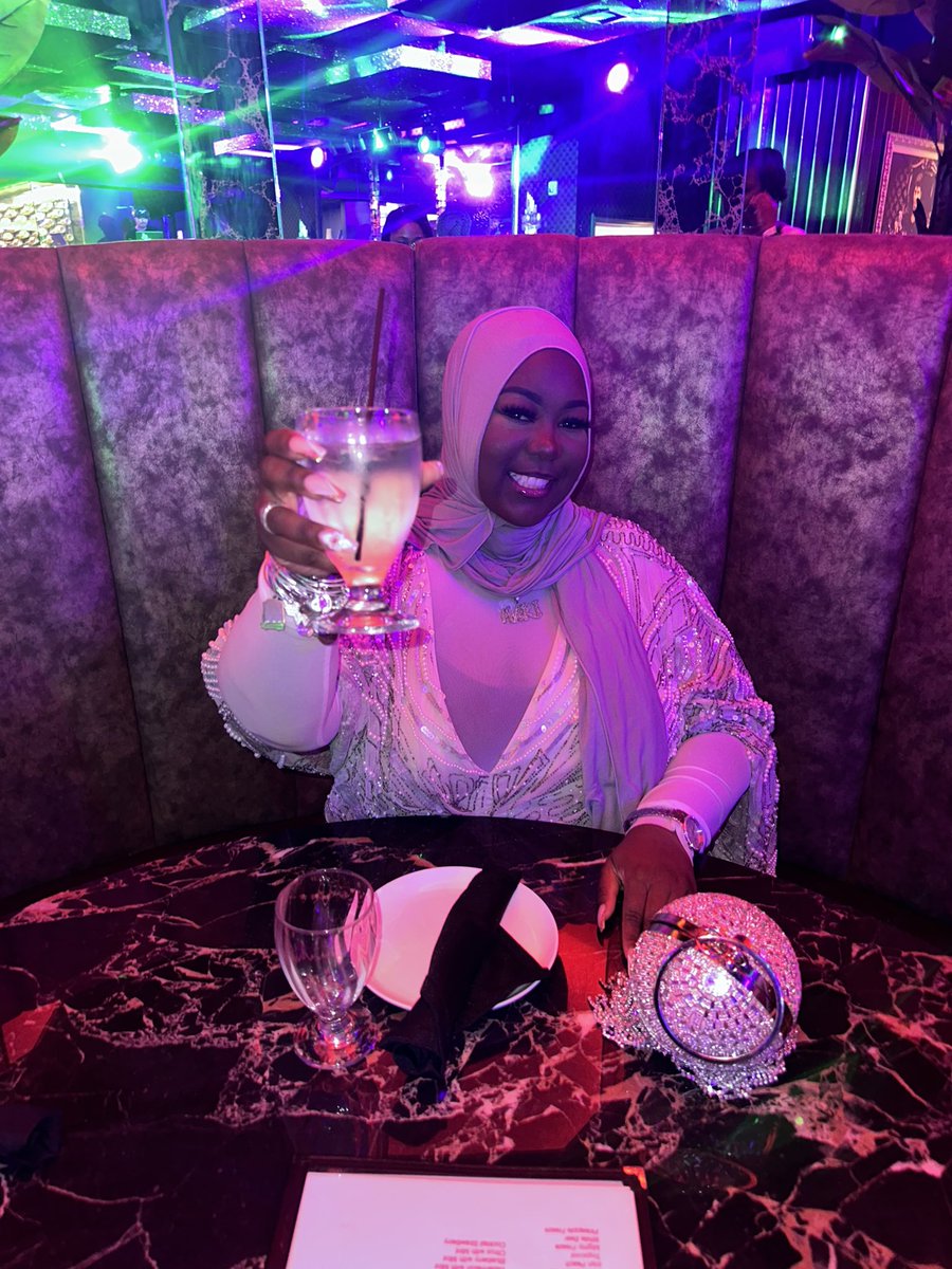 queenmari_xox's tweet photo. Cheers to new beginnings 🥂 BIG doctor not the little one.
-Signed, Dr. Dukuray
#doctoratedegree
#blackdoctors
#muslimdoctors
#firstgenerationcollegegrad https://t.co/AGQKQqz5Mv
