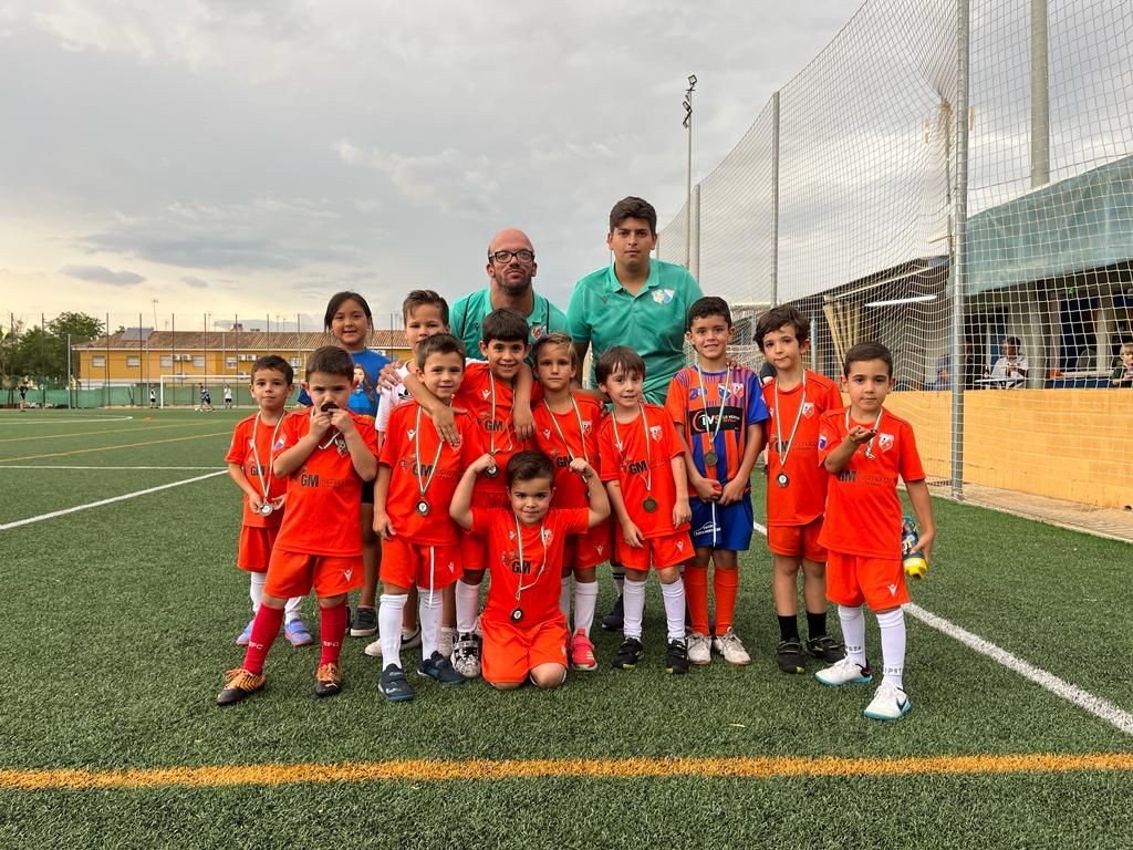 CLAUSURA LIGA BEBE nuestros peques han realizado una gran temporada pero sobre todo han disfrutado y aprendiendo. 

#aupasededos 
#lacanteradelaciudad
#juntossomosimparables
#canteranazarena
👟⚽️🧡💙❤️