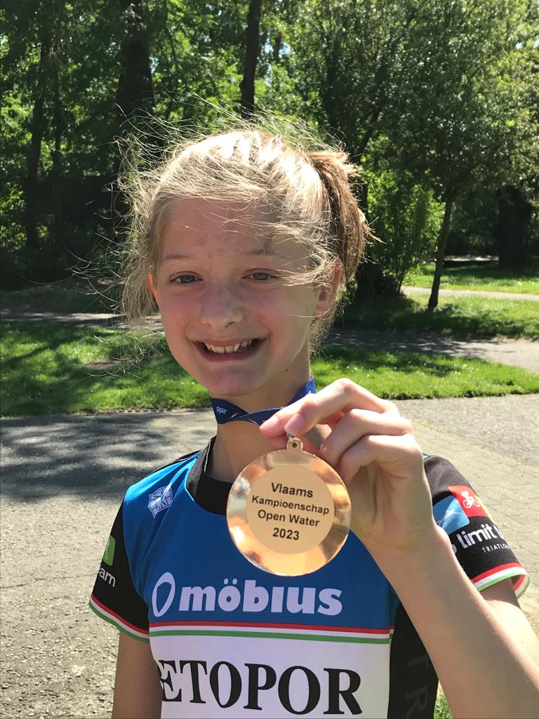 Vandaag is Kyana Vlaams kampioen geworden op de 1000 m openwater zwemmen in Willebroek. Proficiat. #completeathletes