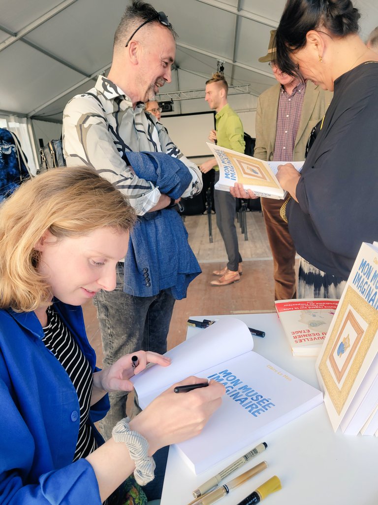 CaroleLozano's tweet image. "Mon musée imaginaire", la BD de Claire Le Men @Ed_LaDecouverte à l'honneur au #fha2023 Merci pour l'accueil @FHA_Festival @fsimode. Le festival continue demain !