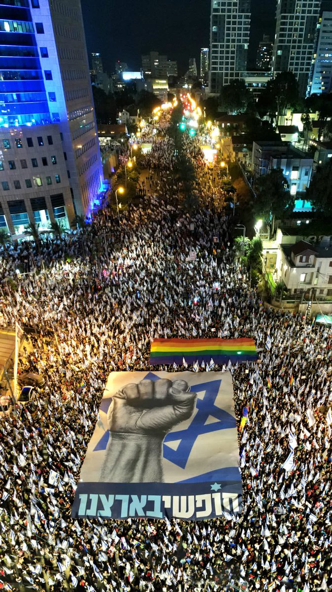 Protest organizers: From Metulla to Eilat, 300,000 protesters demonstrated against the Netanyahu government for the 22nd week in a row, 155,000 in Tel Aviv.