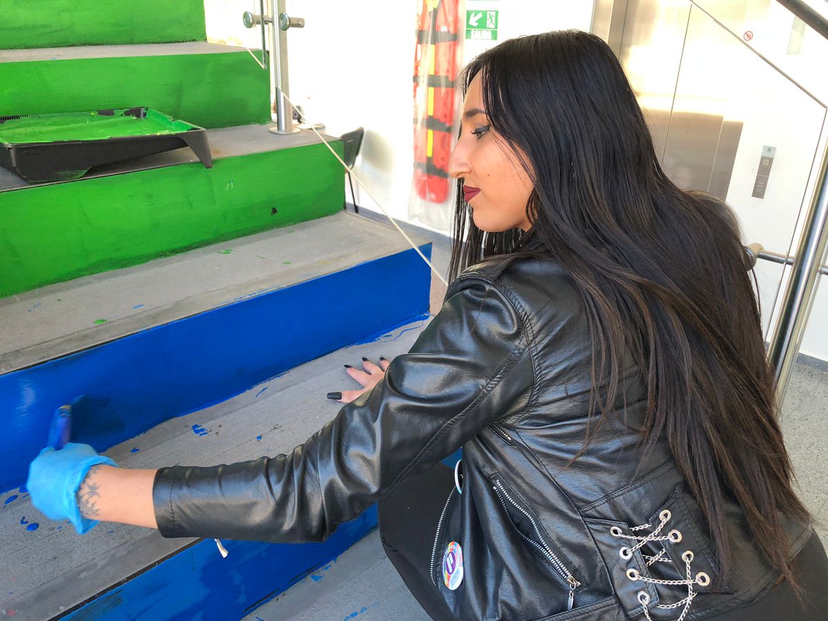 ALCtunjuelito's tweet photo. Arrancamos el mes de junio con actividades que vinculan la protección del ambiente y la diversidad, realizamos:

♻️Taller sobre conservación
🏳️‍🌈🏳️‍⚧️ Pintamos las escaleras de amor y diversidad 
🏳️‍🌈🏳️‍⚧️ Izamos banderas 

Definitivamente, en Tunjuelito nuestro respirar es diverso. https://t.co/VdEcOOTNMt