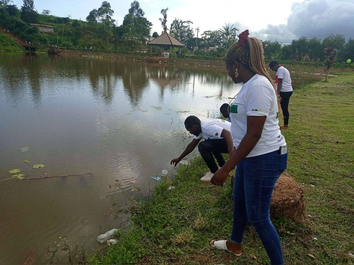 Waftai_cm's tweet image. #ActForAHealthyEnvironment
This afternoon, Wikimedian contributors to the #WikiForHumanRigths2023 campaign in #Cameroon pledged to carry out health and clean actions around the municipal lake of #Dschang.
#WikiForHumanRights
#FightPlasticPollution
#EnvironmentDay