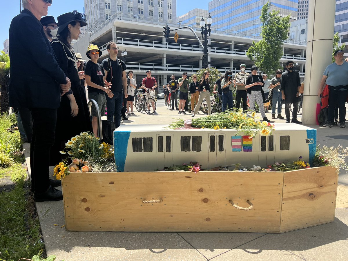 AlicesTake's tweet photo. #transitfuneral from #Oakland to @sfgov to #rally and march for #funding for #BayAreaTransit
Listen on @KCBSRadio
@SFBART @SFMTA_Muni @ACTransitMedia @Caltrain @BayAreaCommuter https://t.co/k8vCXfyw5g