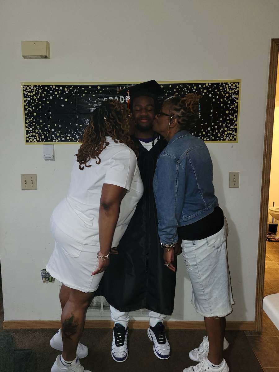 thisbenini1's tweet photo. 📚MY BABY DID IT Y'AAAAAAAAAALLLL🎊
CONGRAULATIONS TO THE #Classof2023 https://t.co/Ys5pWBtmCD