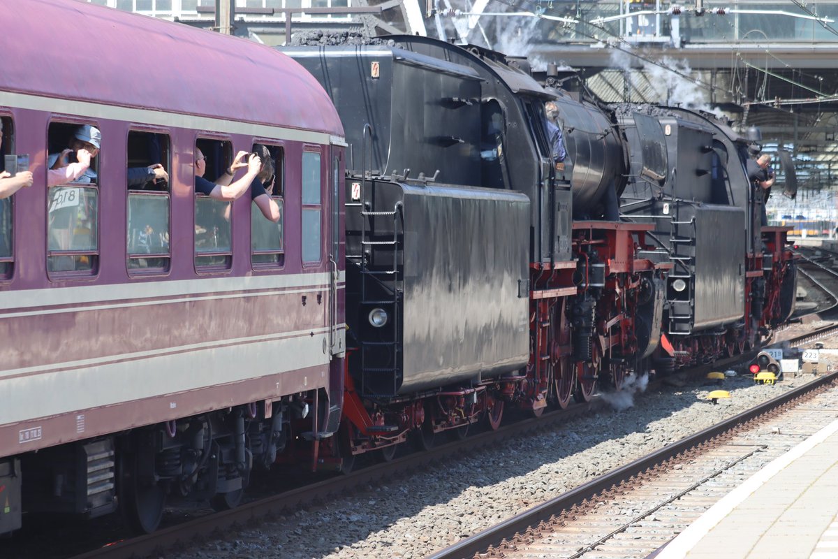 Vandaag een dagje op pad met de 📸 😊

De Westfalendampf 🚂 kwam aan op #AmsterdamCentraal 

Vanuit Bad Bentheim getrokken door twee loc’s van <a href="/VSMstoomtrein/">Veluwsche Stoomtrein</a> 🚂 

#fotografie #fotograferen #hobby #treinen #stoomtrein #AmsterdamCentraal #LvAPictures