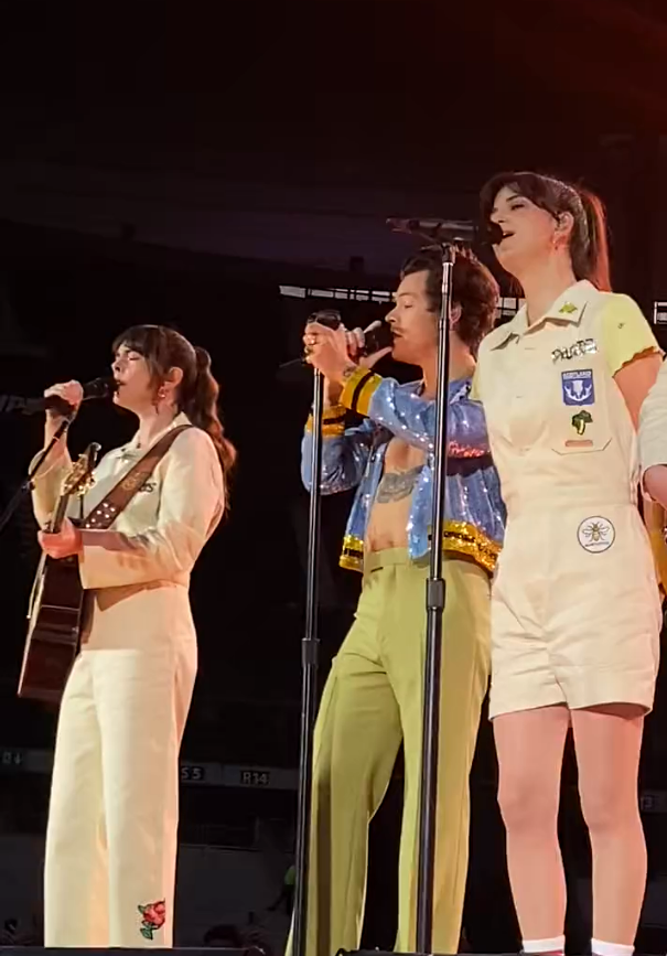 HStylesAR's tweet photo. El enterito que Sarah usa en los shows tiene un parche que dice BUENOS AIRES 🥰🇦🇷 https://t.co/GqwGI1Xdyk