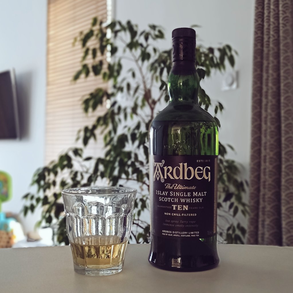 Still in France, so this week I'm celebrating their time honoured tradition of not charging Irish prices for great Scotch 👌