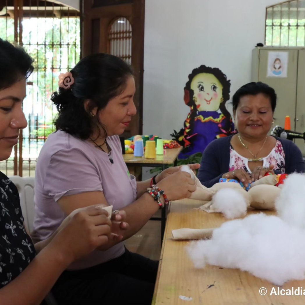 Frente Sandinista y Alcaldía de Masaya, continúan desarrollando Cursos Gratuitos en 06  Talleres de 
Marroquineria, Muñecas de tela, Juguetería Tipica,Miniaturas en madera, Máscaras Tracionales  Ceramica Esmaltada y  Madera utilitaria y Decorativa, hoy Sábado 3 de junio