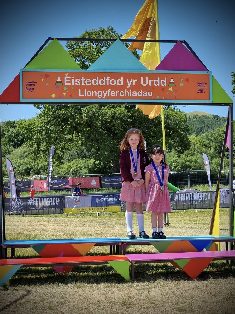 Angharad Wyn (@angharadhaf) on Twitter photo Greta a Beca wedi mwynhau cynrychioli Ysgol <a href="/llangynnwr/">Ysgol Llangynnwr</a> heddi yn <a href="/EisteddfodUrdd/">Eisteddfod yr Urdd a’r Celfyddydau</a> 🏅 Llwyddiant yn y Celf a Chrefft a’r Gwaith Cartref! 📸 🖊️ Greta a Beca wedi mwynhau cynrychioli Ysgol <a href="/llangynnwr/">Ysgol Llangynnwr</a> heddi yn <a href="/EisteddfodUrdd/">Eisteddfod yr Urdd a’r Celfyddydau</a> 🏅 Llwyddiant yn y Celf a Chrefft a’r Gwaith Cartref! 📸 🖊️
