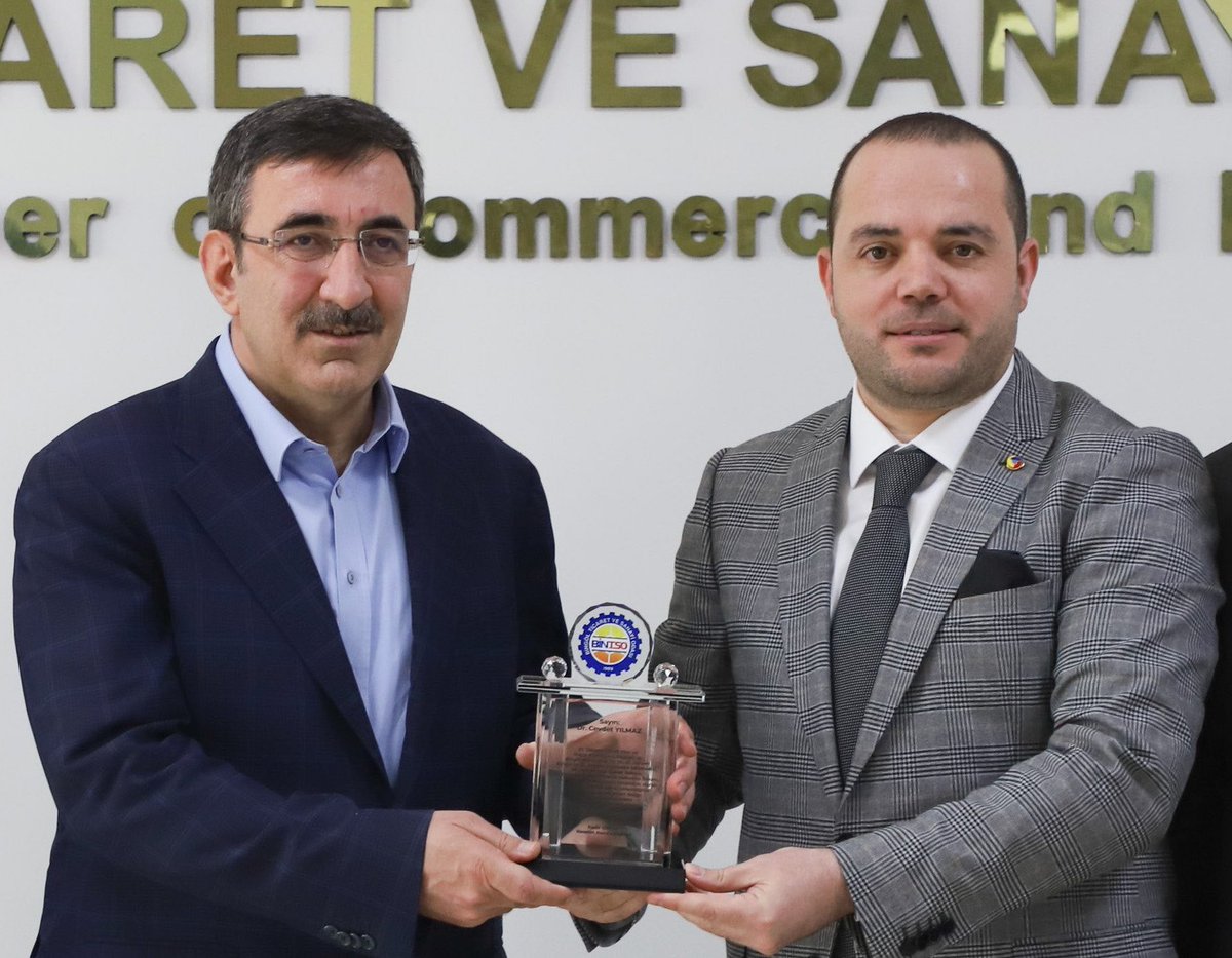 Cumhurbaşkanımız Sayın <a href="/RTErdogan/">Recep Tayyip Erdoğan</a> tarafından; Cumhurbaşkanı Yardımcısı olarak atanan, değerli büyüğümüz Sn. Dr. <a href="/_cevdetyilmaz/">Cevdet Yılmaz</a>’ı tebrik eder, kıymetli Cumhurbaşkanı Yardımcımıza bu yeni görevinde de ülkemizin ekonomik istikrarını ve sürdürülebilir büyümesini sağlama yönündeki