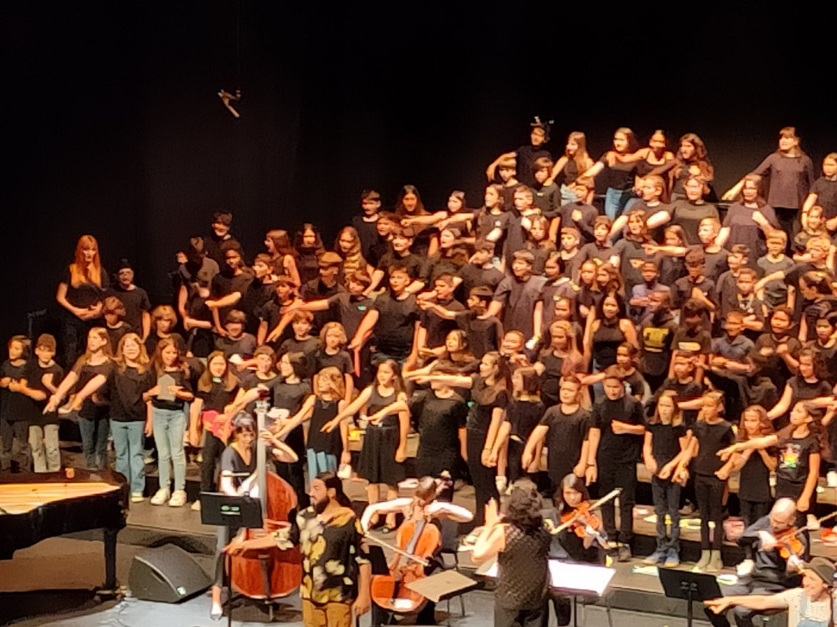 esc_elspicots's tweet photo. Avui els infants de 6è han interpretat la Cantània "Les portes del món" al @TAGranollers. Ho han fet genial! Molta feina i esforç al darrere! Gràcies Conxi pel treball que fas amb l'alumnat! https://t.co/MHzh4OCCDM