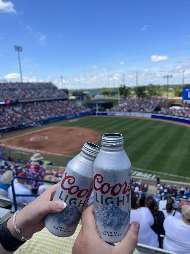 ty___watson's tweet photo. Mountains are blue! @BarstoolBigCat @PFTCommenter https://t.co/5KlsIhv4ys