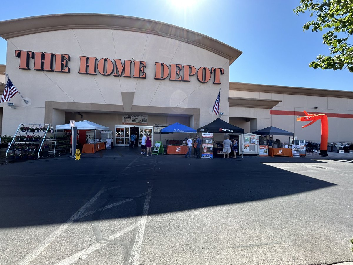 It’s a party at 3315 today! Generating leads and passing out snowcones on a hot day! ☀️ #HDWeekendEvent