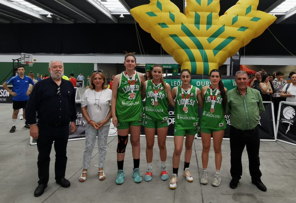 FBCyL's tweet photo. Campeonato de Castilla y León #3x3 #U17 
#3x3U17CyL
FEMENINO:
🥇 @CBAvenida
🥈 @bfemeninoleon
🥉 @LionessBball 
Enhorabuena!!!! https://t.co/uIYORkUwNN