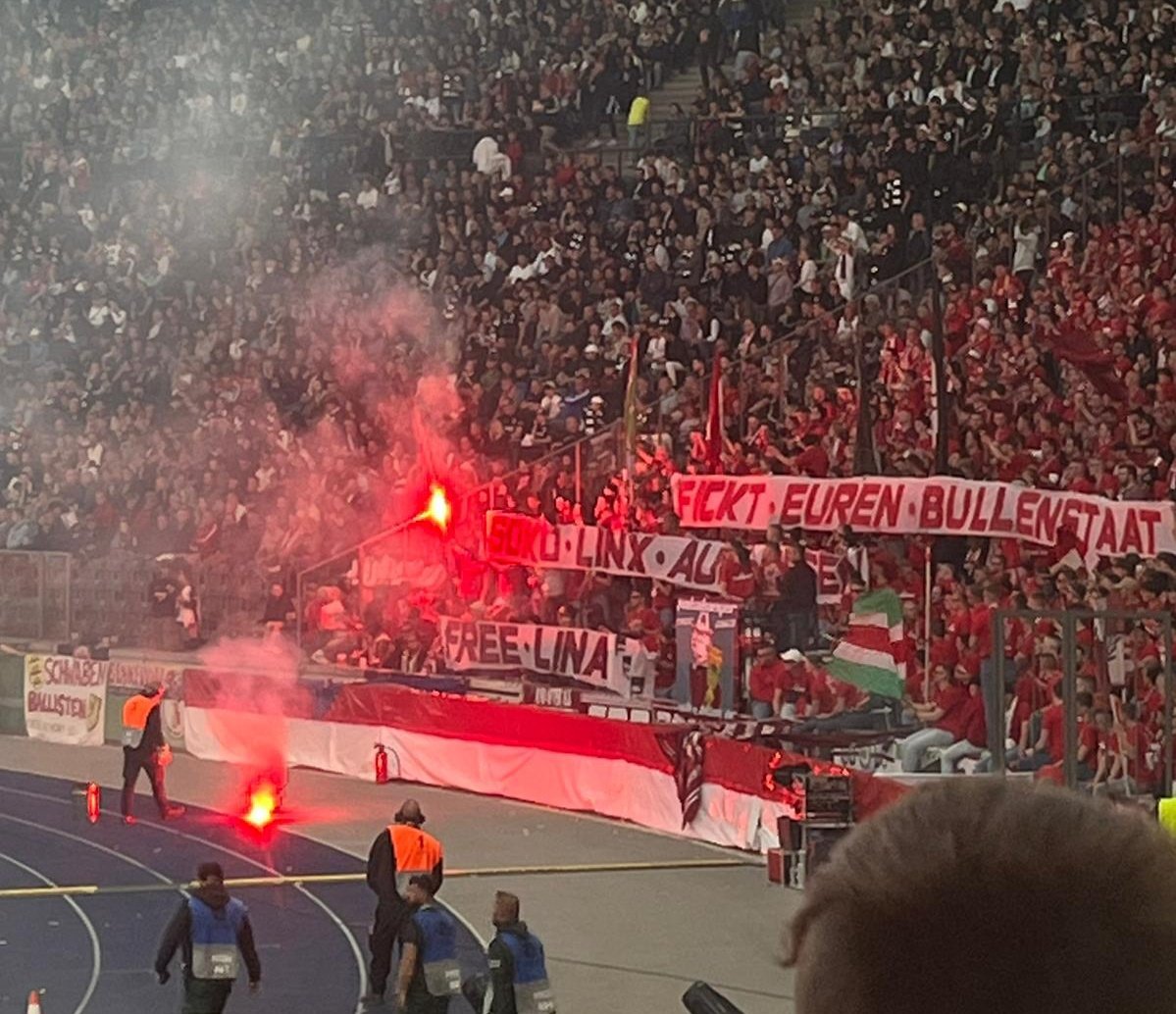 Mega schöne Aktion beim RB Leipzig 🔥🚩🏴
#rb #freelina #linx #scheißbullenstaat #fckcops