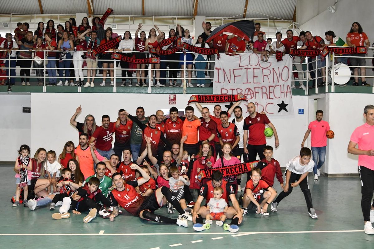 fedriojafutbol's tweet photo. ❤️🖤 Desde tierras navarras, gran noticia para el #Futsal riojano. El #VillaDeRibafrecha se ha impuesto 3-6 al Cintruénigo en la ida del ⬆️ Playoff ascenso a 2ªB.

El próximo sábado en 🏟️ Ribafrecha buscará hacer buena la renta y ser equipo de 2ª B.

❤️🤍💚💛 VAMOS 'TRONCHEROS'‼️ https://t.co/dYWTQbDaoI