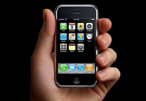 16 yıl önce 
29 haziran 2007 tarihnde
Steve Jobs tarafından tanıtılan
I Phone lansman fiyatı 499 $ 
ile hayatımıza girdi.
