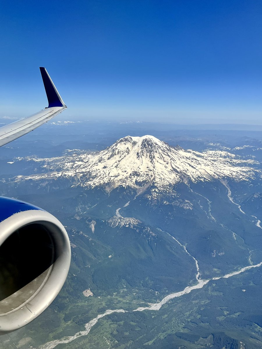 Airsquad9's tweet photo. Nice view of @MountRainierWA on the climb out of @flySEA today. #severeclear https://t.co/6BDATxFkFP