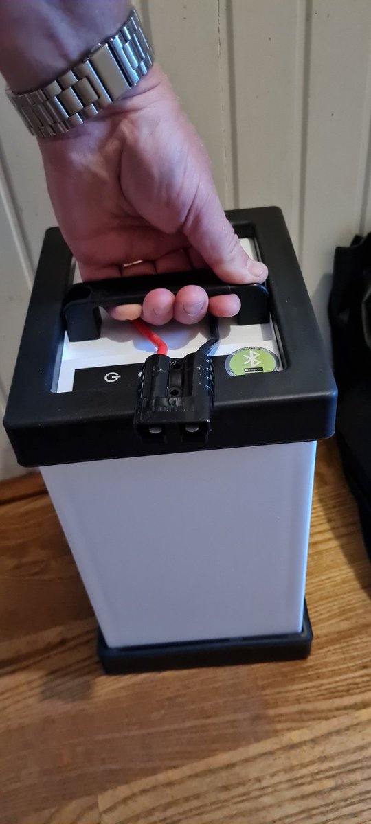 DEOdrive's tweet photo. En aan boord neem je 3 van deze kleine lithium vrinden mee. 10kg per stuk en totaal 5 kiloWattuur energie. En gáán!
Thuis natuurlijk ook te gebruiken als back up power! https://t.co/lDlMfnwvNa