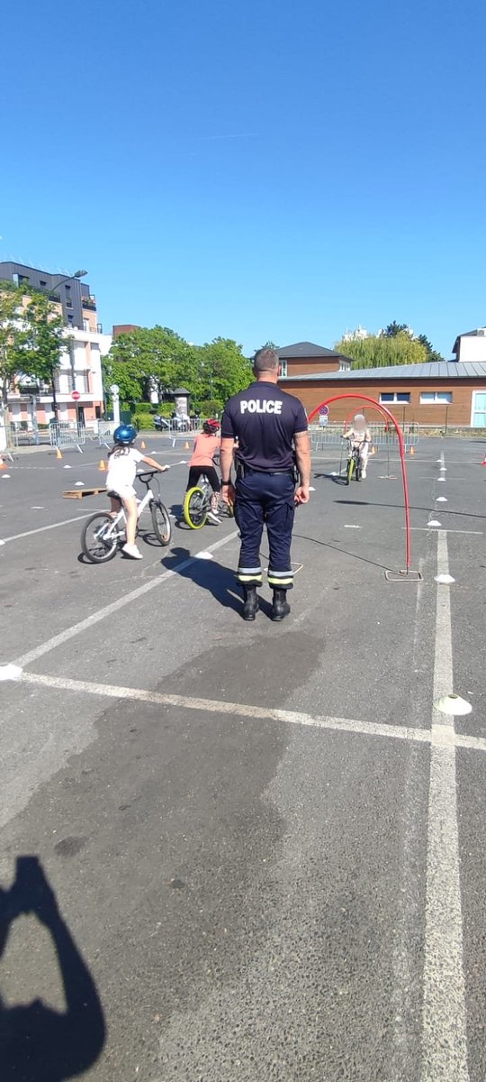 RaidAventureRAO's tweet photo. Aujourd'hui le #Prox était à #SaintLeuLaForet (95). Une belle journée de rapprochement #PolicePopulation #jeunes avec à nos côtés la #PoliceMunicipale et la #CRS autoroutière Nord Île de France. Merci aux 2 #jeunes du @snujemengage qui nous ont aidé dans le cadre de leur #MIG https://t.co/8pWYEaNoqJ