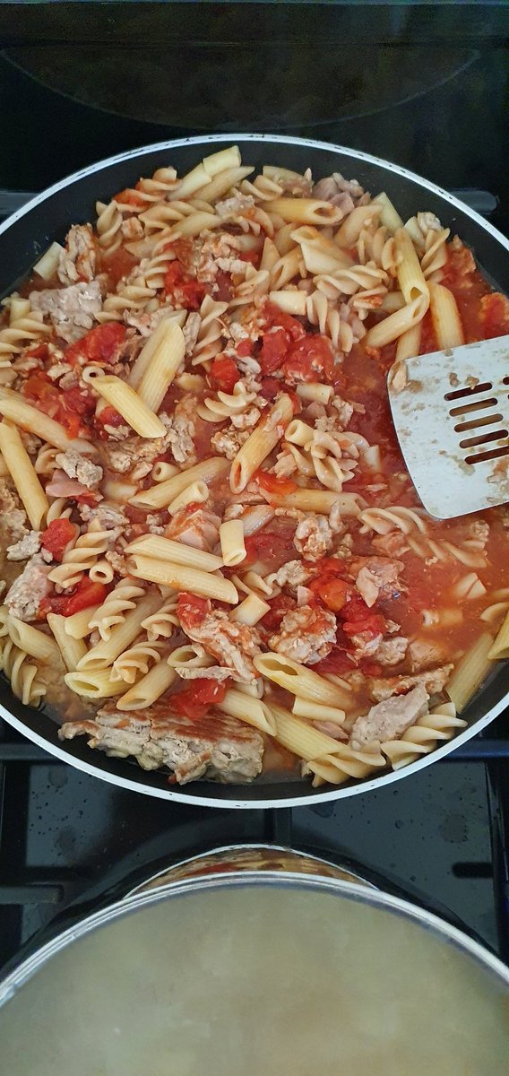 ktulu_r's tweet image. Gotuje Shamowi cos co lubi. Mielonego indyka i tunczyka z  makaronem (zrobionm z groszku) w sosie pomodorowym. Paddy tez sie zalapie. #cookingfordogs