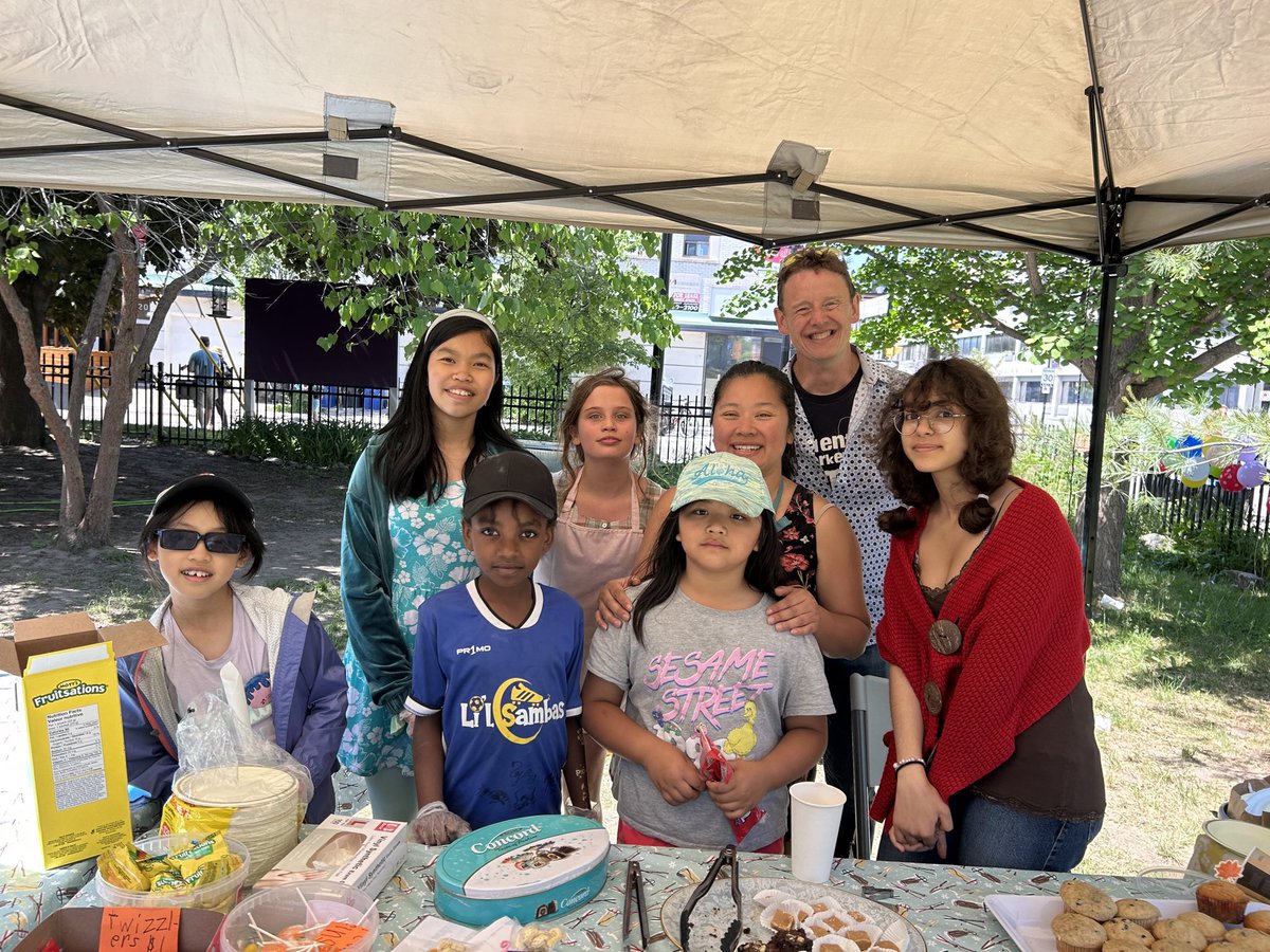 Lots of fun today at the Elgin St Public School book fair and bake sale, where proceeds go to pay for supplemental arts programs and extracurricular activities for students!

Check it out for yourself tomorrow between 10am and 3pm! #Ottnews