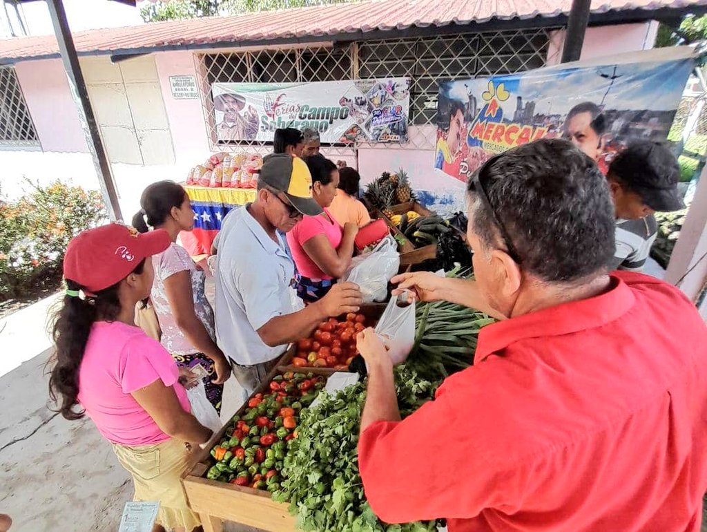 #Barinas | <a href="/MercalOficial/">Mercal Oficial</a> y los #CLAP desplegaron una Feria del Campo Soberano para favorecer a más de 1.700 familias de la Base de Misiones Las Casitas, en el Municipio Sosa.

Fueron expendidas frutas, verduras, hortalizas, víveres y demás productos.

#VenezuelaYTúkiyeUnidas