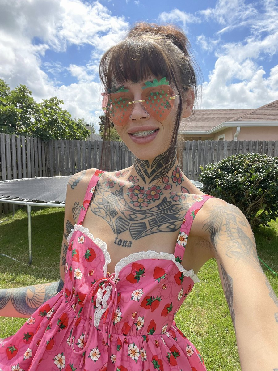 CCDOLLXXX's tweet photo. Let’s have a little picnic in the backyard. We can hold hands and kiss 🫣 https://t.co/yoPhIJhjcc