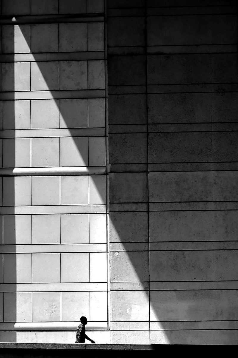 colinesss's tweet image. In the wall triangle
#streetphotography #street #blackandwhite #Paris #pascalcolin #canon #50mm