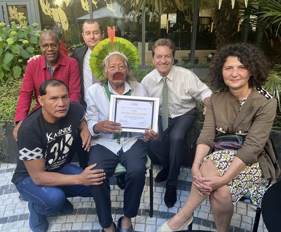 LATFRAN (@latfran_asso) on Twitter photo <a href="/latfran_asso/">LATFRAN</a> 🇫🇷 🌎 otorga su Premio especial al Cacique #Raoni 🇧🇷 por su incansable lucha contra la deforestación de la #Amazonia 🌿🌸, con la <a href="/AssoForetVierge/">Association pour la Forêt Vierge</a>. #Salc2023 #Americalatina 🌎 <a href="/francediplo/">France Diplomatie 🇫🇷🇪🇺</a> 🇫🇷 <a href="/PhBastelica/">Philippe Bastelica</a> <a href="/MAL_217/">MaisonAmériquelatine</a> <a href="/watatakalu/">Watatakalu Yawalapiti</a> #Tapi <a href="/girod_laine/">Maximilian Girod-Laine</a> <a href="/DurandMichelin3/">Durand Micheline</a> <a href="/latfran_asso/">LATFRAN</a> 🇫🇷 🌎 otorga su Premio especial al Cacique #Raoni 🇧🇷 por su incansable lucha contra la deforestación de la #Amazonia 🌿🌸, con la <a href="/AssoForetVierge/">Association pour la Forêt Vierge</a>. #Salc2023 #Americalatina 🌎 <a href="/francediplo/">France Diplomatie 🇫🇷🇪🇺</a> 🇫🇷 <a href="/PhBastelica/">Philippe Bastelica</a> <a href="/MAL_217/">MaisonAmériquelatine</a> <a href="/watatakalu/">Watatakalu Yawalapiti</a> #Tapi <a href="/girod_laine/">Maximilian Girod-Laine</a> <a href="/DurandMichelin3/">Durand Micheline</a>