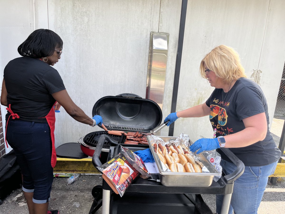 Mashelle.kiggins@jef (@drkiggs) on Twitter photo Dr. K and Jenny, AIC, preparing for EOY 5th grade picnic! Good luck in middle school #ForeverLions!  <a href="/RangelandLions/">Rangeland Lions</a> <a href="/JCPSAsstSuptAIS/">Nate Meyer</a> Dr. K and Jenny, AIC, preparing for EOY 5th grade picnic! Good luck in middle school #ForeverLions!  <a href="/RangelandLions/">Rangeland Lions</a> <a href="/JCPSAsstSuptAIS/">Nate Meyer</a>