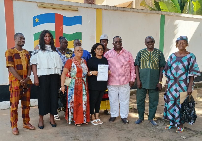 Alumni MEMOS (Executive Master of Sports Organisation Management) remise officielle entourée des membres du BE du Comité National Olympique Centrafricain 🇨🇫 <a href="/CNOSCA2/">Comité National Olympique et Sportif Centrafricain</a>
Ma problématique :la Promotion des femmes dans les instances dirigeantes des OS centrafricaines
#Strongertogether