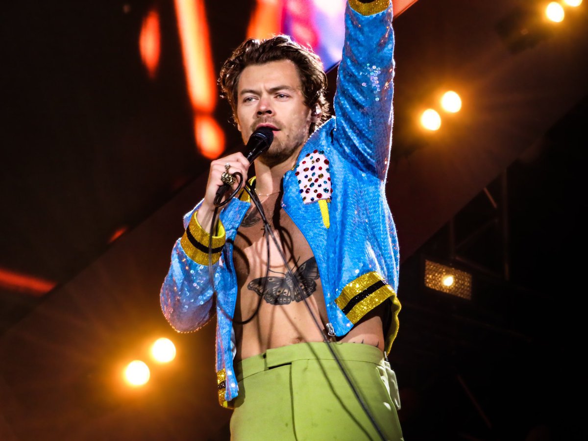 #LoveOnTour | Harry on stage in Paris last night! (6.2.23) #LoveOnTourParis 

©️gaellenses